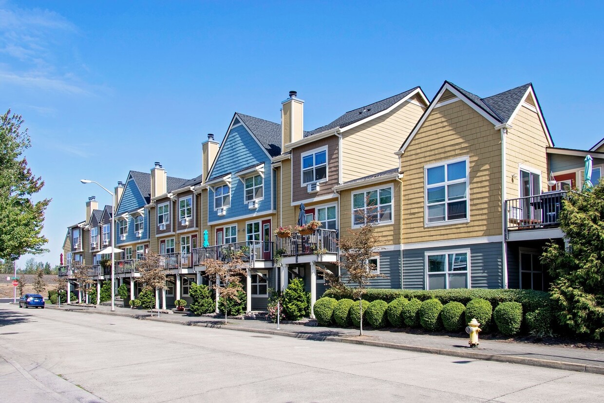 Primary Photo - Luxurious 3 Bedroom Townhouse Style Condo ...