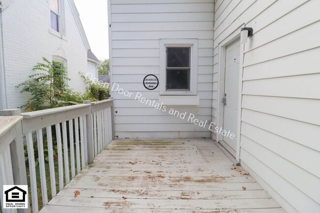 Building Photo - 927 Nuttman Ave