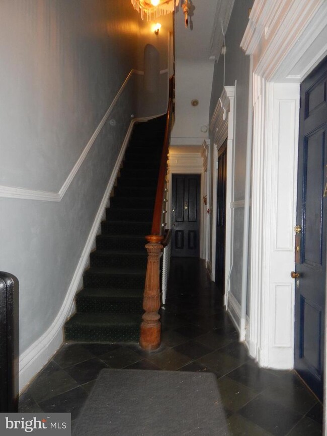 Building Photo - 24 E Mt Vernon Pl