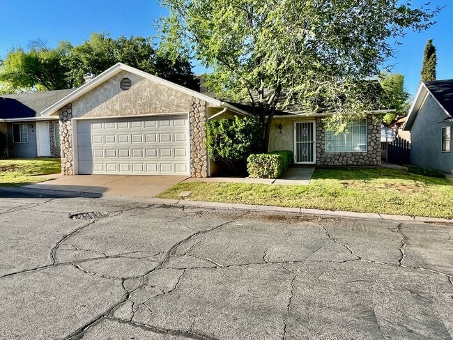 Foto del edificio - Adorable 3-BR Home with Garage and Amenities