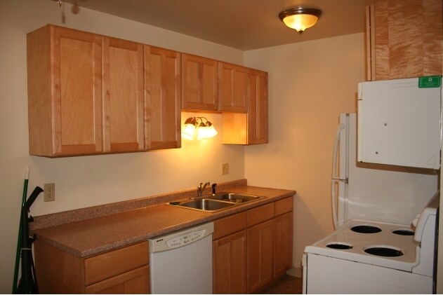 Building Photo - 748 Tatum 12-plex