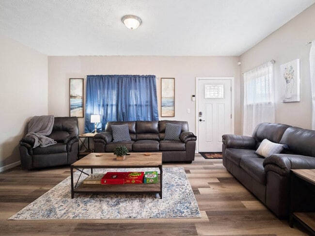 Building Photo - 1415 W 57th St