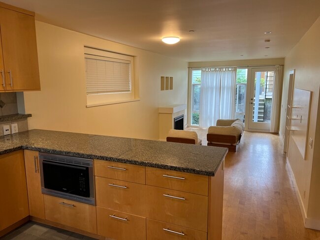 Building Photo - 1327 Maple St