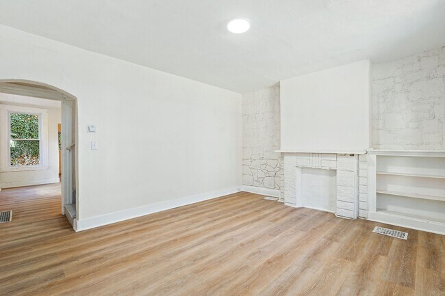 Foto del edificio - Newly Renovated 3 Bedroom 1.5 Bath plus Of...
