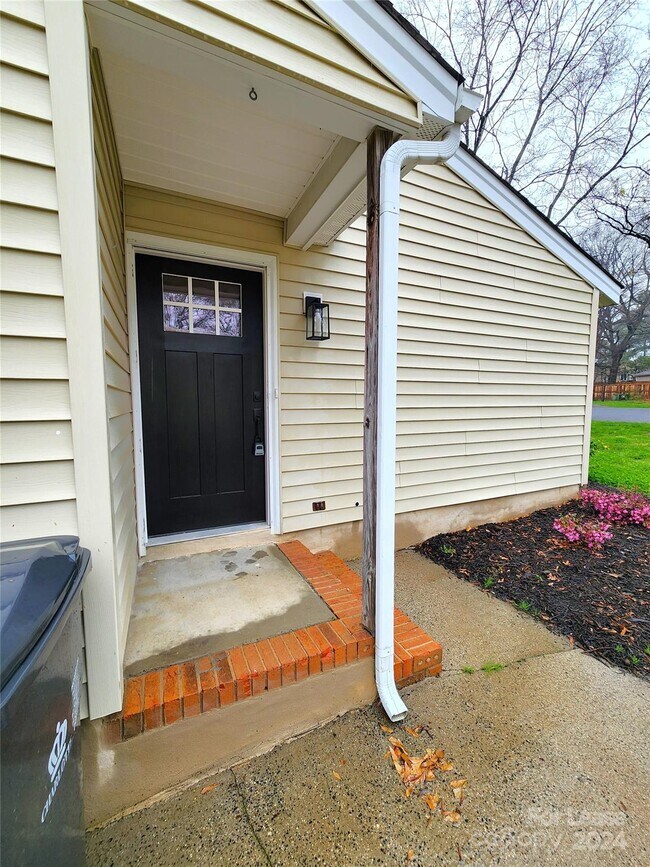 Building Photo - 8635 Crows Nest Ln