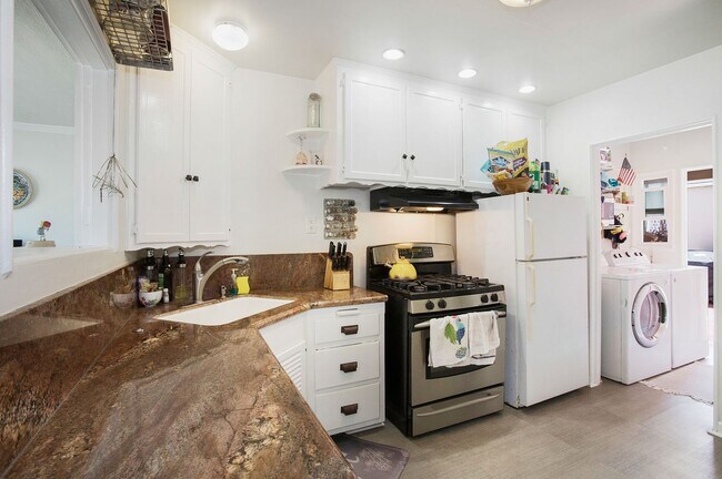 Foto del edificio - Centrally Located in the heart of Laguna V...