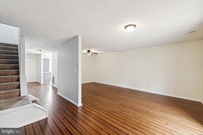 Foto del edificio - 16250 Taconic Cir