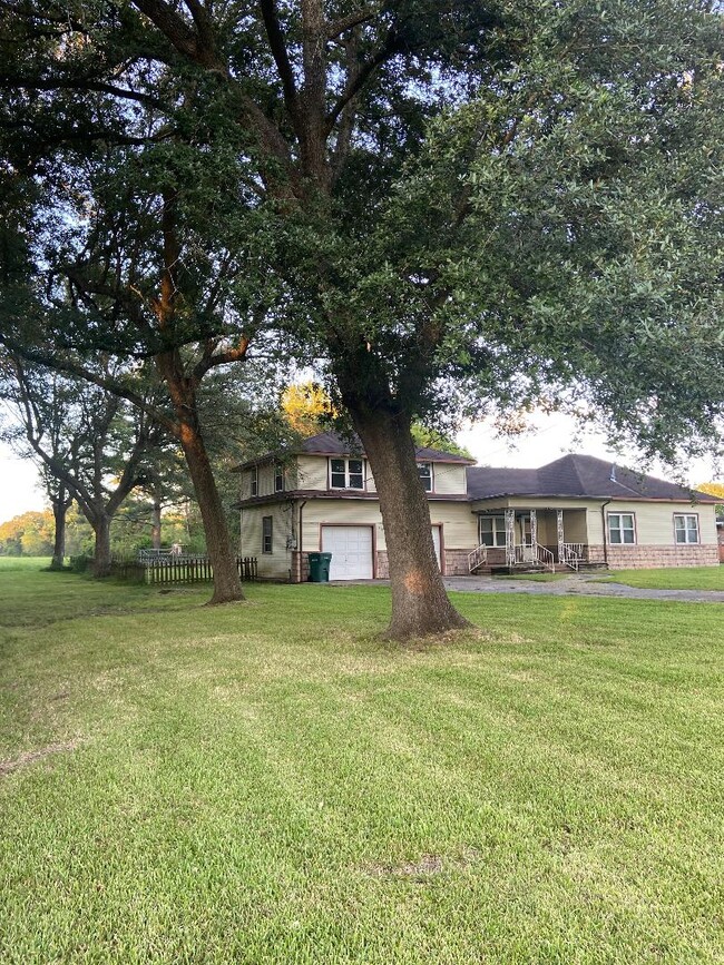 Front of house with side view - 5195 Seale Rd