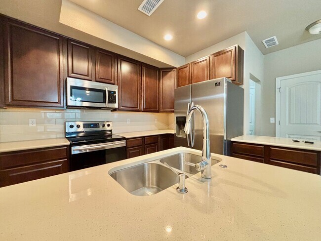 Foto del edificio - Beautiful 3 bed, 3 bath Townhome in West W...