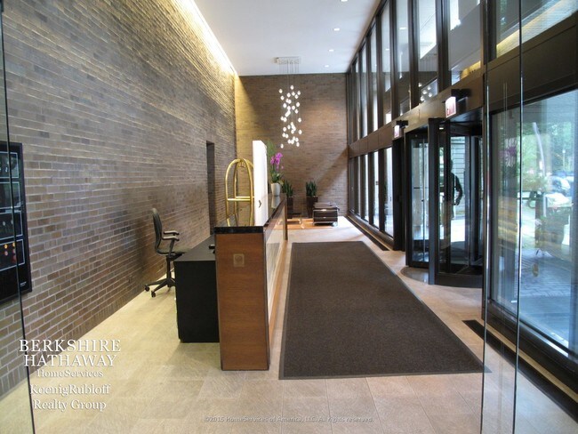 Foto del edificio - 2650 N Lakeview Ave