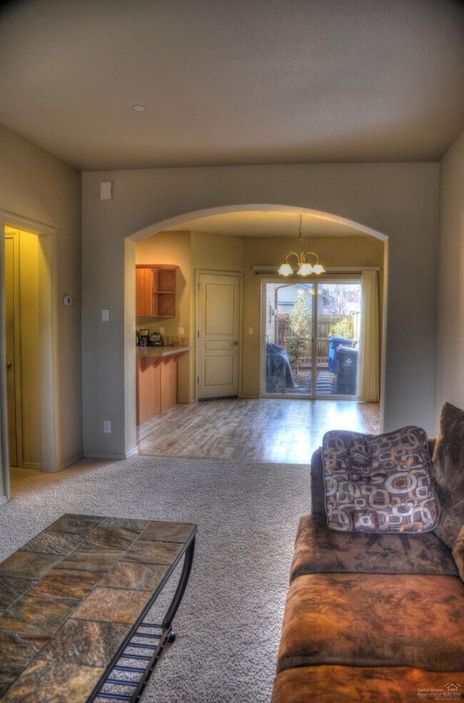 Foto del edificio - Darling Townhouse in Southeast Bend!