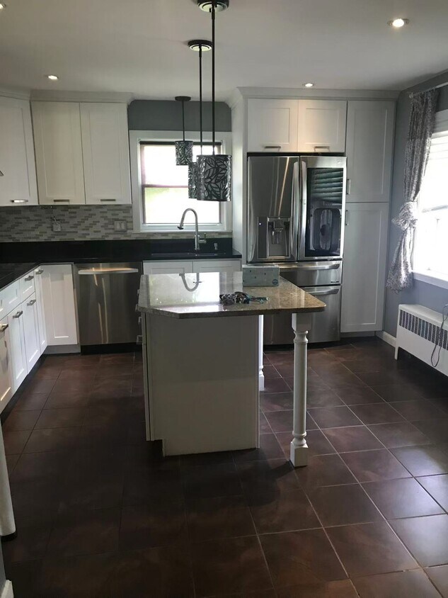 Kitchen on the main floor - 6 Talbot St