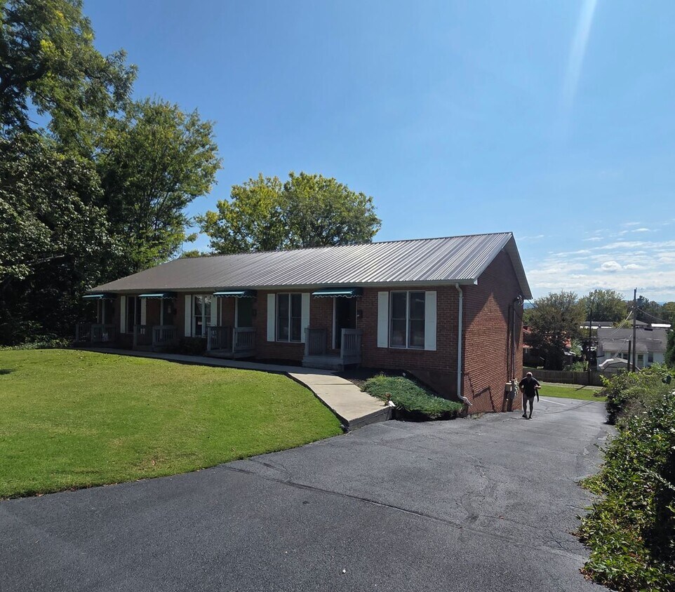 2 bedroom 1 Bath Brick condo great locat... - 2 bedroom  1 Bath Brick  condo great locat...