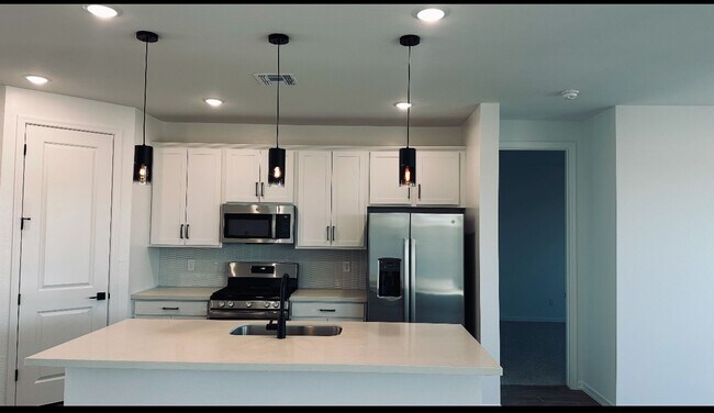 Building Photo - Alovita South  3 bed 2 bath home with move in specials.