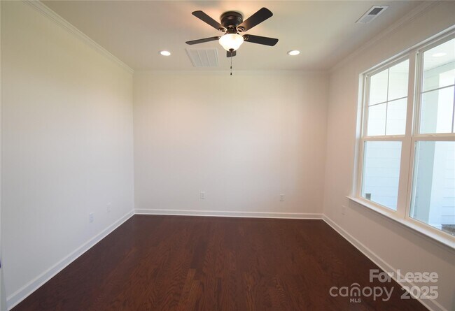 Foto del edificio - 2567 Cornelius Pl NW