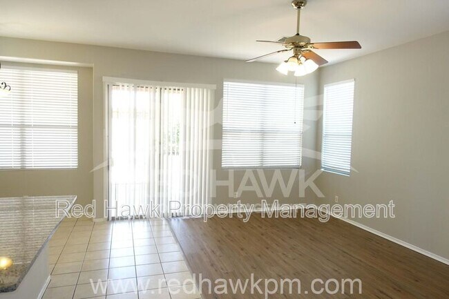 Foto del edificio - 3648 E Feather Ave