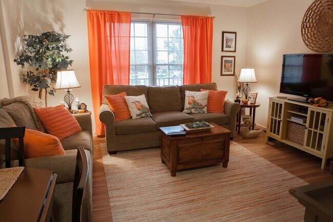 Living Room View 1 - 130 S Arch St