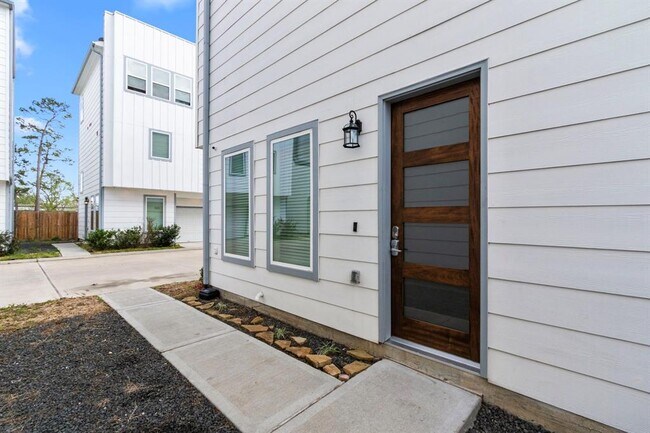 Building Photo - 1739 Cove Cres Ct