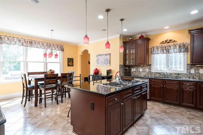 Foto del edificio - Room in House on Raven Wood Dr