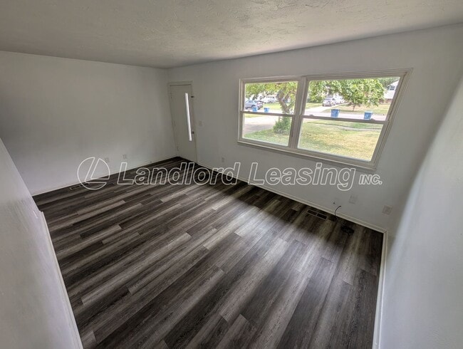 Building Photo - Well-Maintained 3-Bedroom Townhouse in Lorain