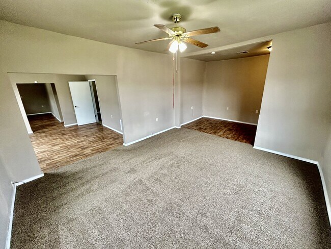 Building Photo - 716 E 9th St