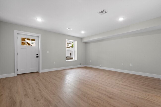 Building Photo - 403 Maple St