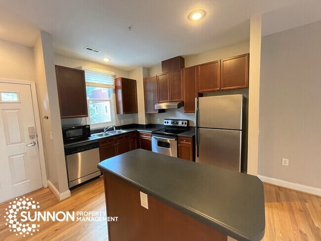Foto del edificio - Rare 3 BR 3.5BA w/ Garage & City View in W...