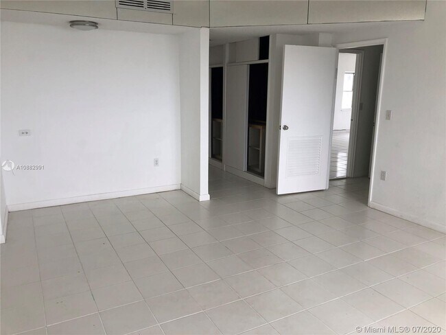 Building Photo - 10245 Collins Ave