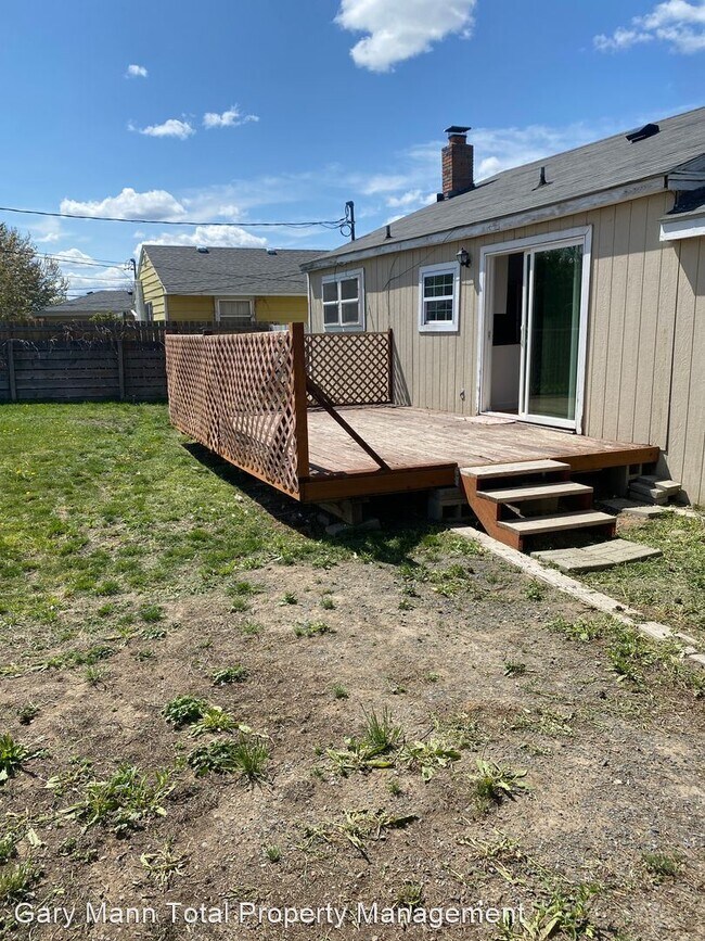 Building Photo - 3 br, 1 bath House - 827 Hawthorne Dr