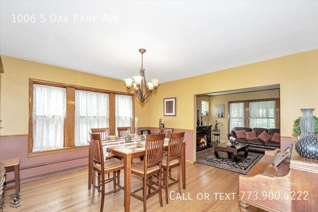 Building Photo - Oak Park 5 bed 3 bath home w/ 2 car garage...