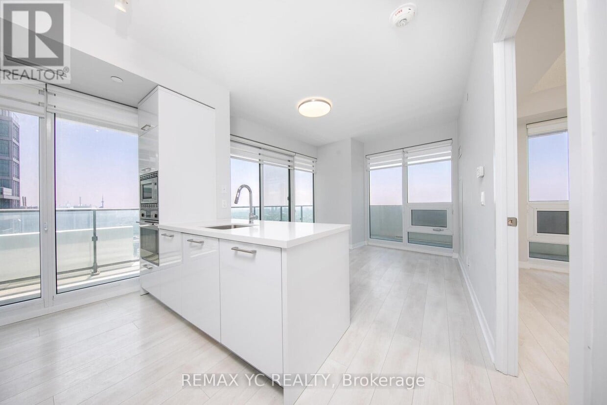 Primary Photo - 2221 Yonge St