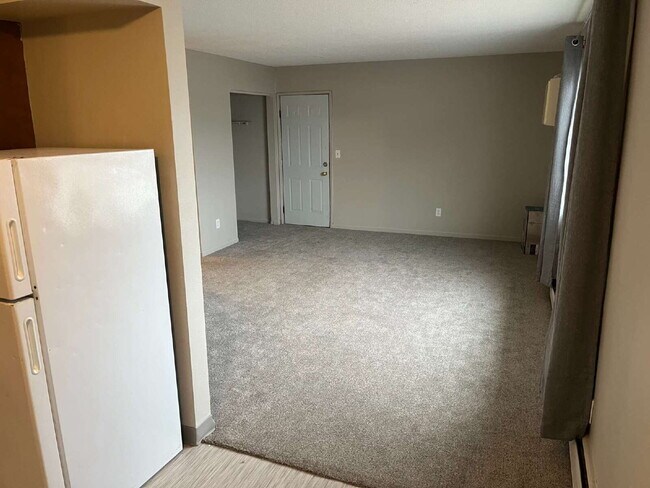 Building Photo - Spacious 3 Bedroom Apartment
