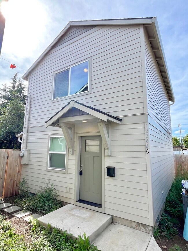 Building Photo - 12244 NE Stanton St