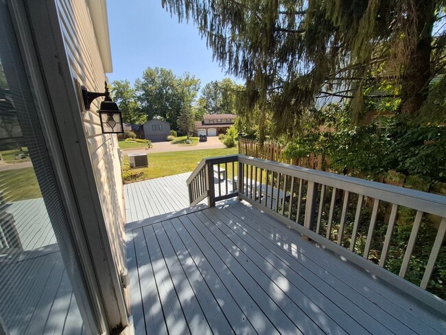 Building Photo - Large 2 story home!!