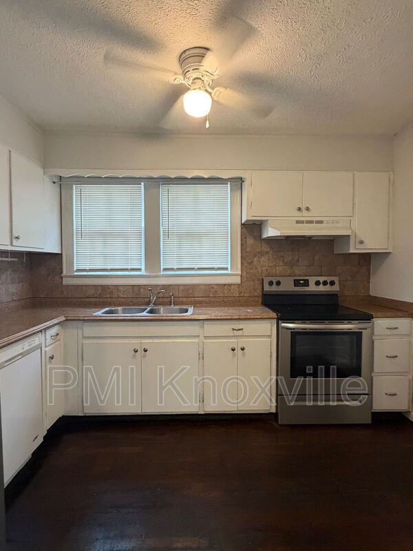 Foto del edificio - 4032 Walker Blvd