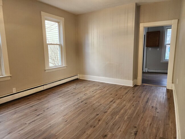 Building Photo - Renovated 3 bedroom, 1 bathroom.