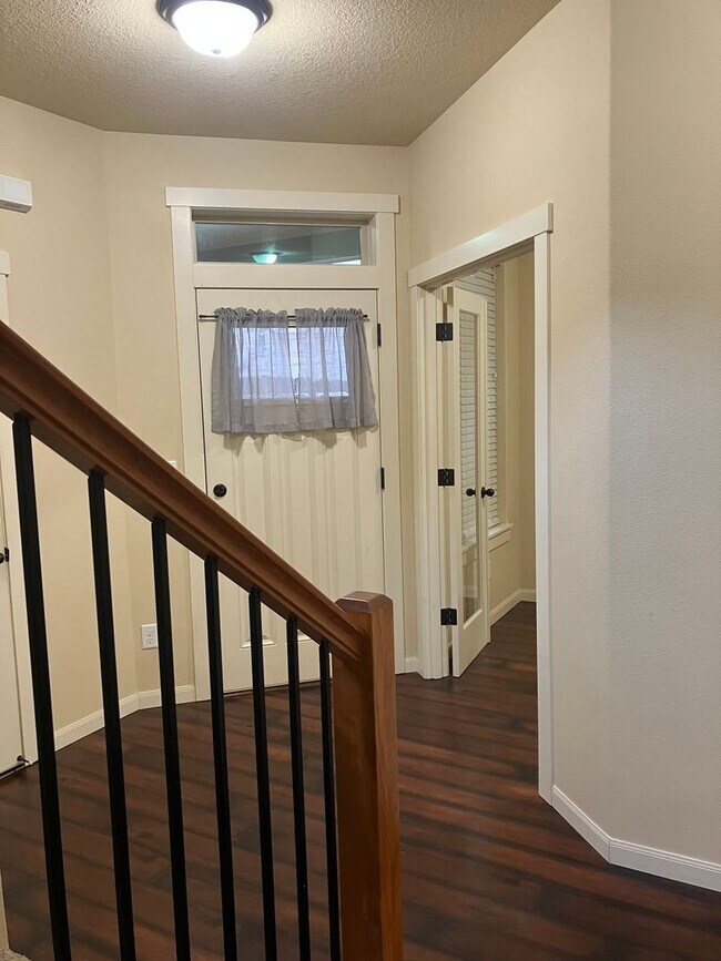 Foto del edificio - Beautiful Craftsman Style Home in Felida - 3 Bedroom/2.5 Bath - Available for showing on 3/30!