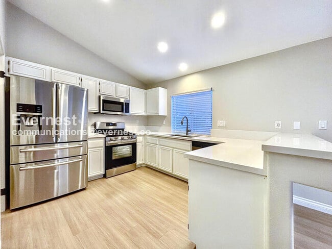 Building Photo - 9 Vía Espiritu