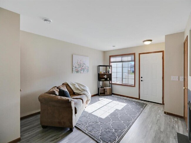 Foto del edificio - 1341 Greenleaf Ln