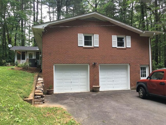 Building Photo - 1219 Chanteloup Drive