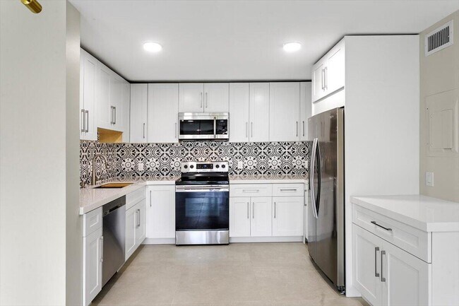 Foto del edificio - 700 Waterside Dr