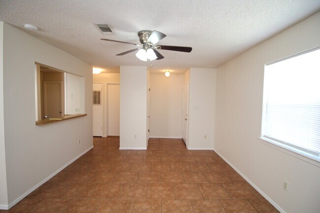 Foto del edificio - Spacious 2-Bed, 1-Bath Gulf Breeze Duplex Just Past the National Seashore with Updated Kitchen, F...