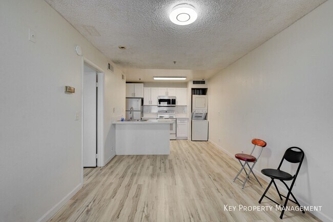 Foto del edificio - 1381 E University Ave.