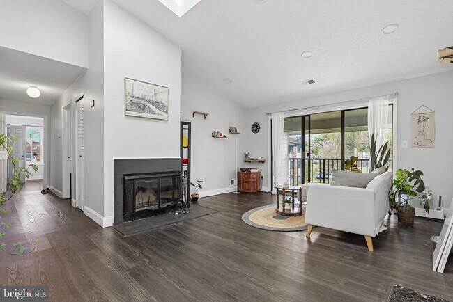 Building Photo - 11 Poillon Ct
