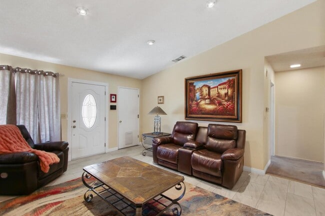 Foto del edificio - Charming 3 Bed / 2 Bath Home in Woodland