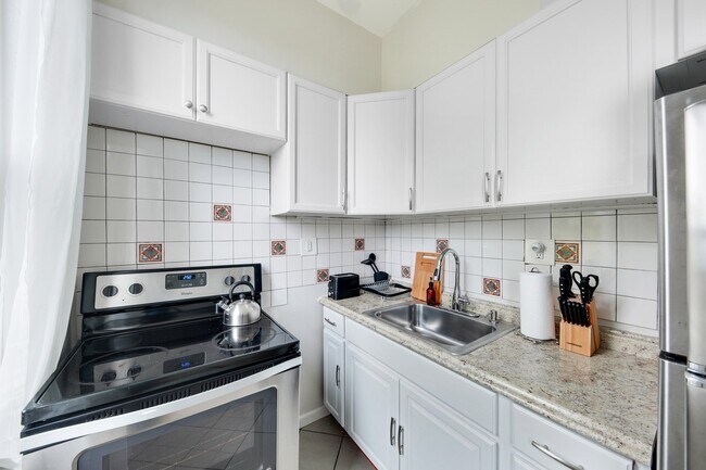 Foto del edificio - Full room in 6-bed/2.0-bath Home