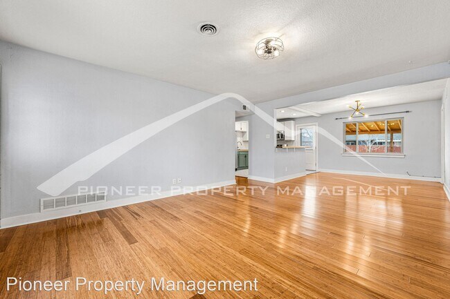 Foto del edificio - 3 br, 2 bath House - 869 Salem St.