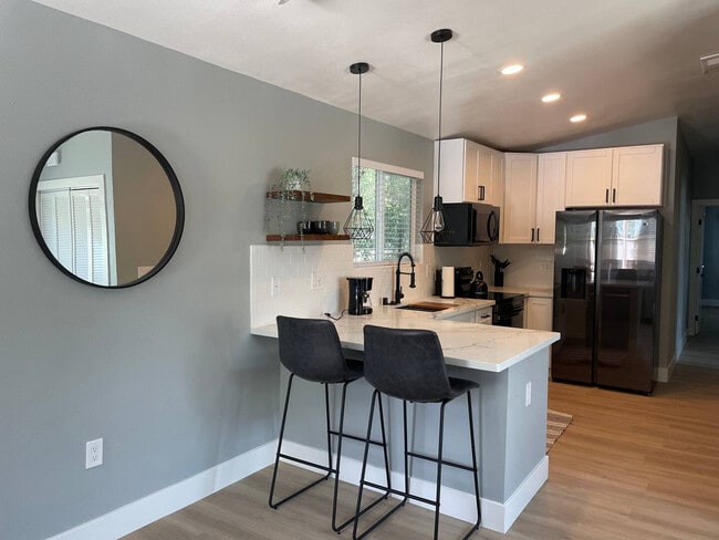 Building Photo - 198 Vía Del Sol