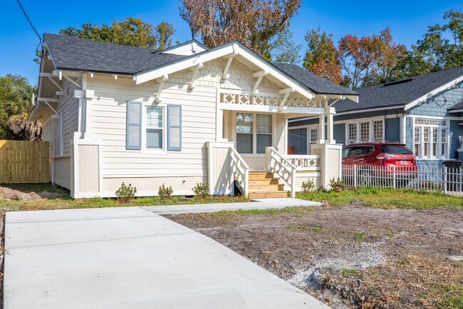 Building Photo - Renovated Bungalow in Riverside