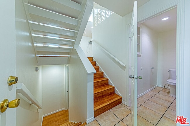 Building Photo - 933 S Manhattan Pl